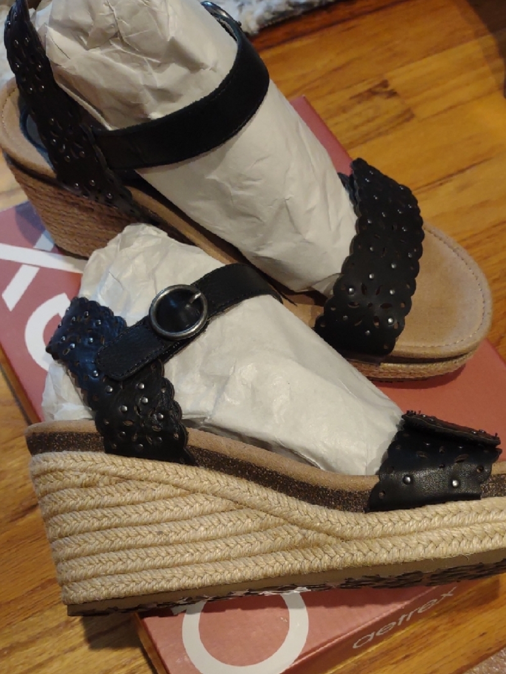 Aetrex Black Scalloped Strap Sandals with Tan Footbed - Picture 3 of 6